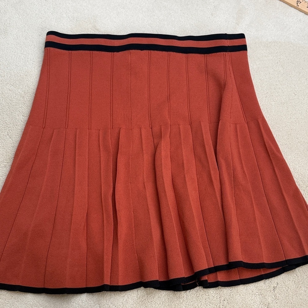 House of Harlow Knit Sweater & Pleated Skirt Set Rust w/ Black Trim Size L NWT - Picture 5 of 12